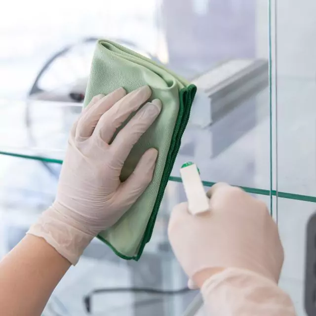 Window cleaning glass